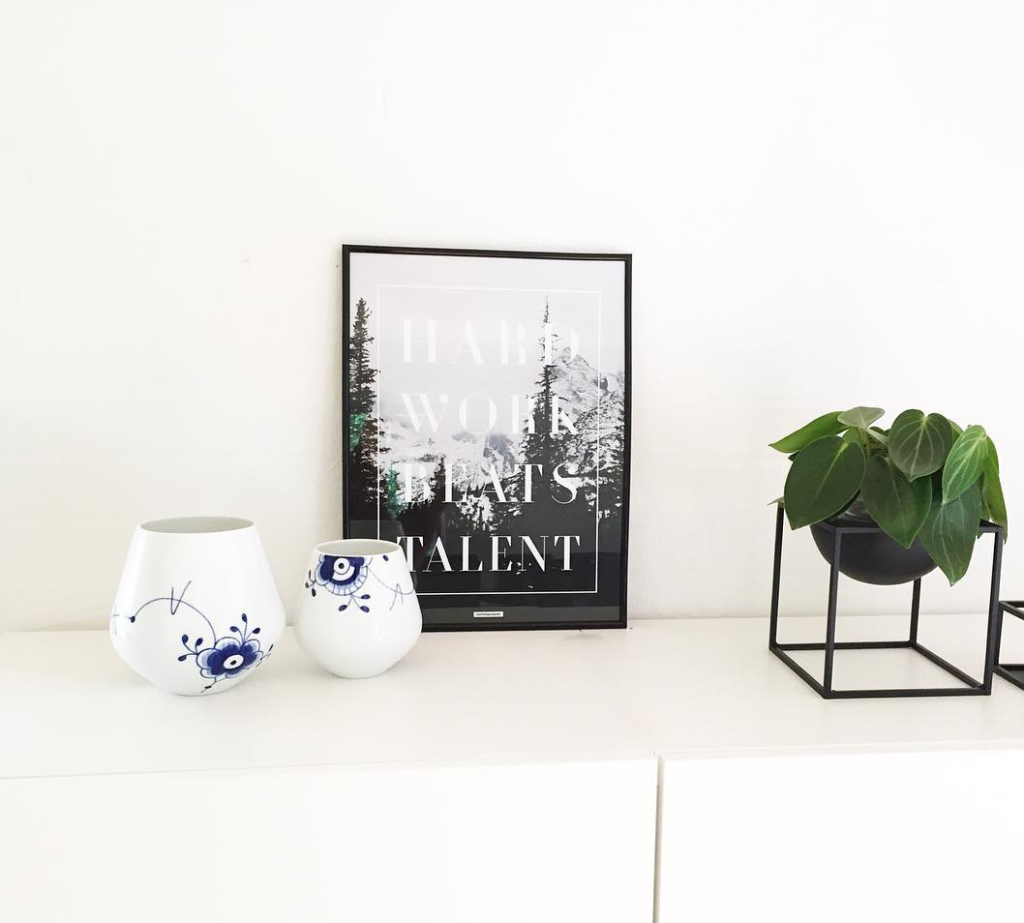 hard-work-plakat-motiverende Hard Work i sort billederamme med Royal Copenhaven vase og Kubus skål på hvide skabe