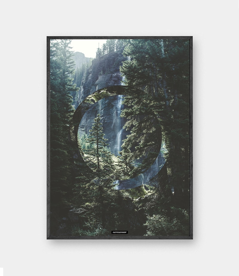 serenity-plakat Serenity plakat - Grøn natur billede med skove og klipper i sort ramme