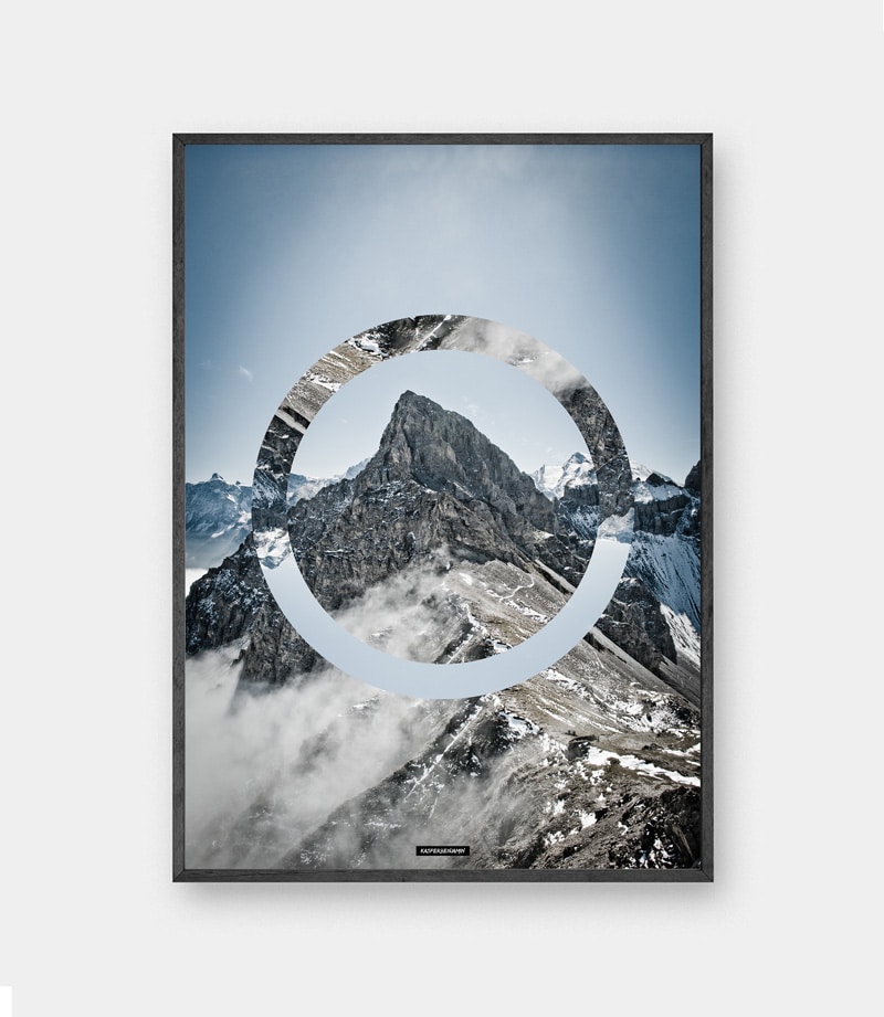 Sky high plakat - Natur billede med blå himmel og bjerge i sort ramme