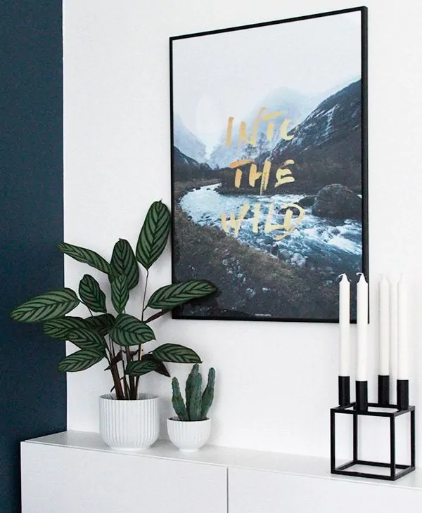 Into The Wild plakat med natur motiv og abstrakt guld tekst