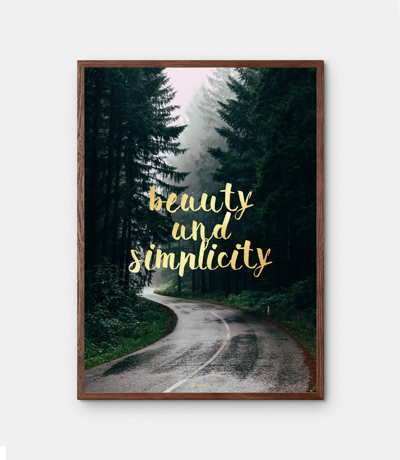 Simplicity plakat - Natur skov billede med gylden tekst i mørkebrun ramme