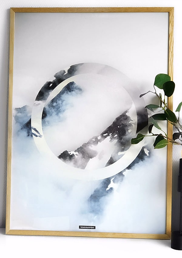 Sky high II plakat - Natur baggrund med bjerge og himmel i massiv egetræ ramme