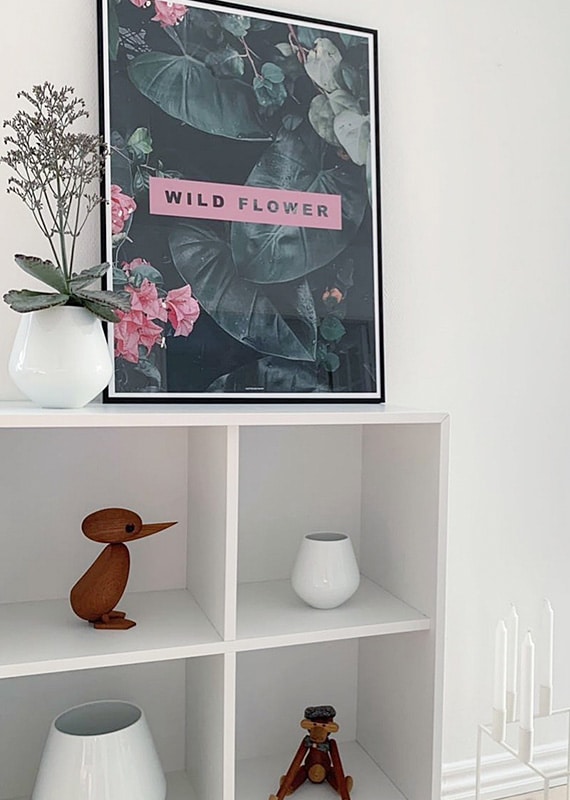 Wild Flower plakat på hvid kommode