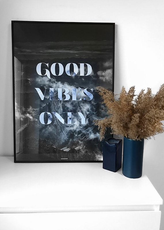 Good Vibes Only natur og tekst plakat på kommode