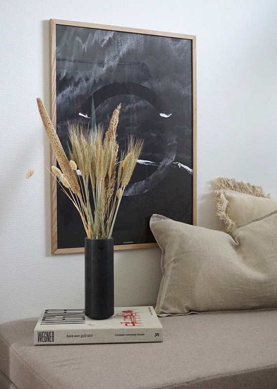 The Beach plakat i stuen over sofa i lys egetræ ramme