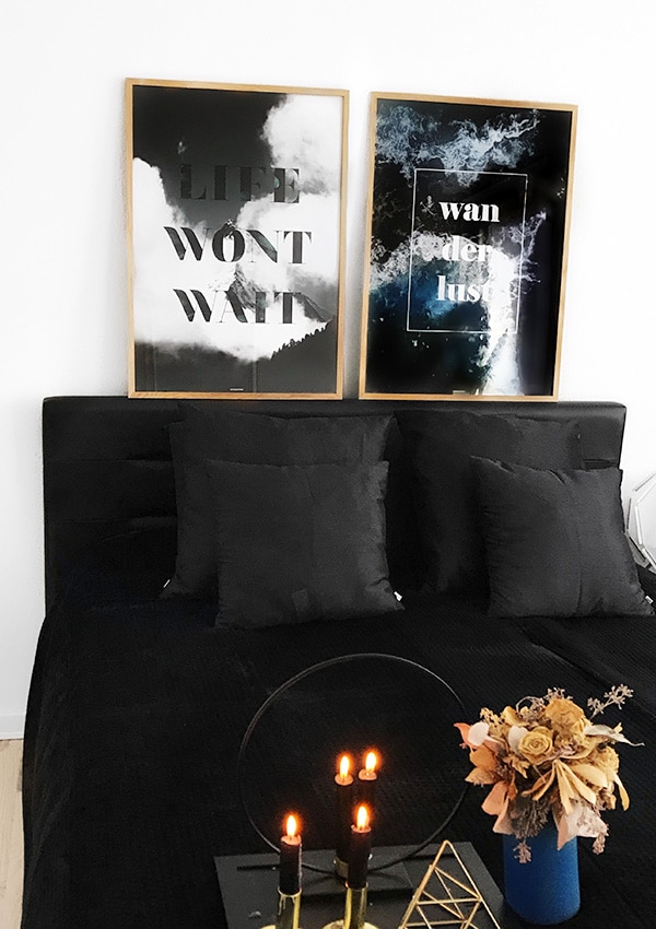 life-wont-wait-wanderlust-perfect-pairs plakatsæt med life wont wait og wanderlust i egetræ ramme over sengen