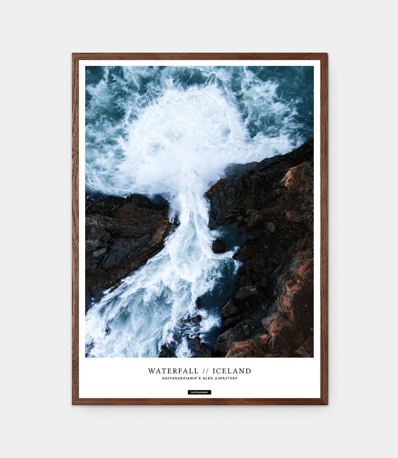 Waterfall plakat med mørk egetræramme