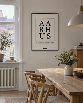 Aarhus plakat i sort aluminiumsramme i en lys dansk spisestue