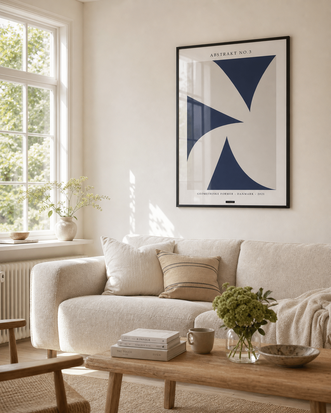 Abstrakt No.3 plakat i sort ramme på en lys væg over en sofa med naturligt vinduesgenskær