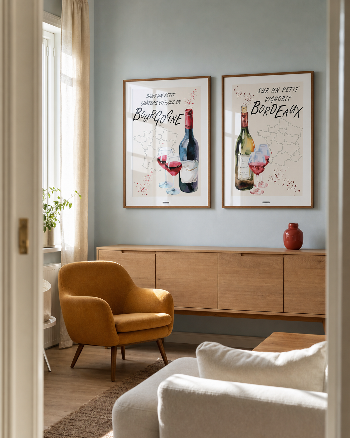 BOURGOGNE NO.1 og BORDEAUX NO.1 plakater i valnødderammer i en lys dansk stue med lyseblå væg, egetræsskænk, sennepsgul lænestol og dagslys