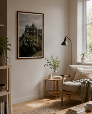 Breathing plakat med bjergmotiv i varm valnødderamme i et lyst nordisk læsehjørne