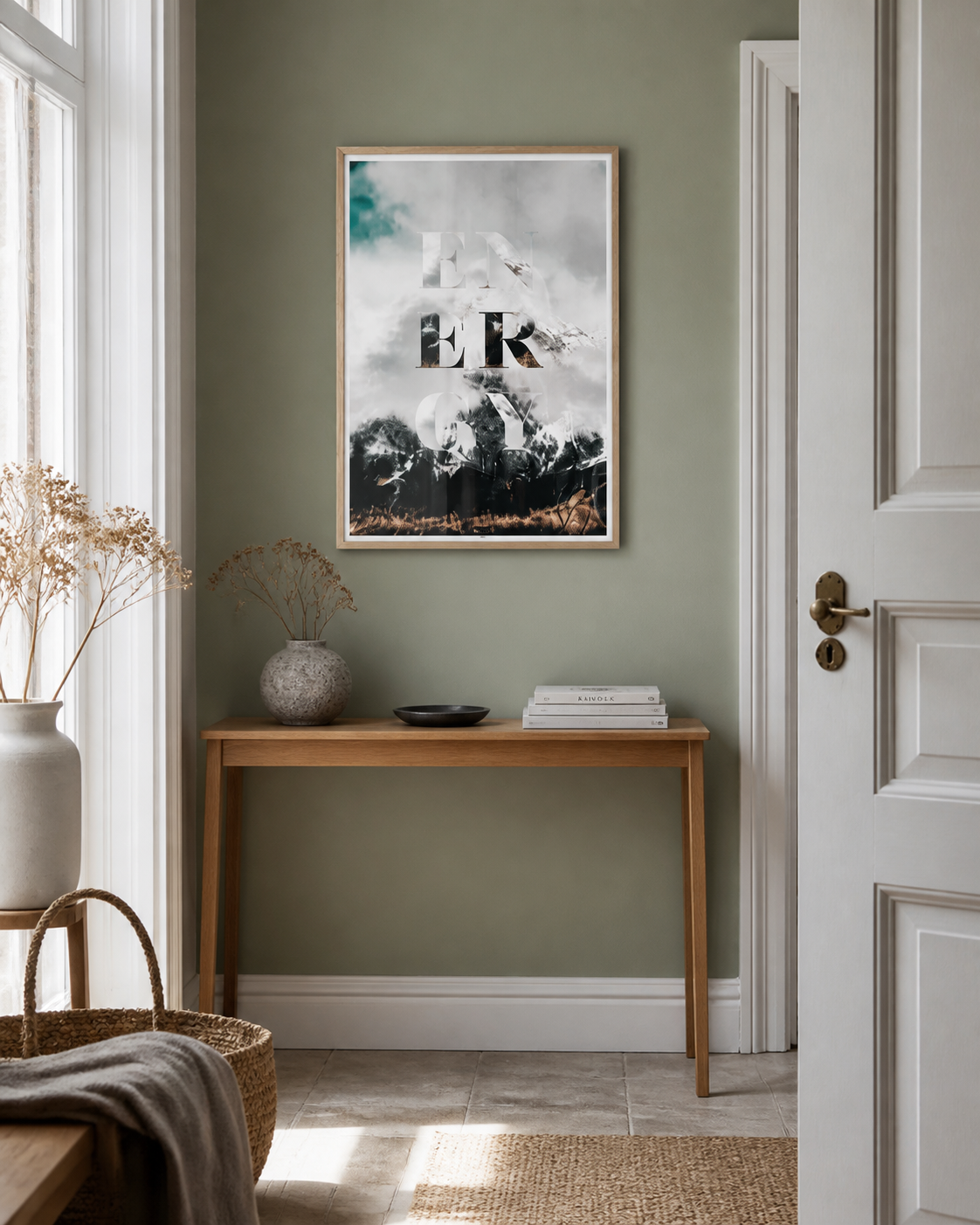 ENERGY plakat i en lys dansk entre med salviegrøn væg, egetræskonsol og naturligt dagslys.