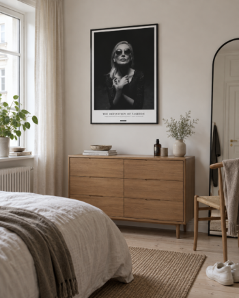 Fashion plakat i sort aluminiumsramme i et lyst dansk soveværelse