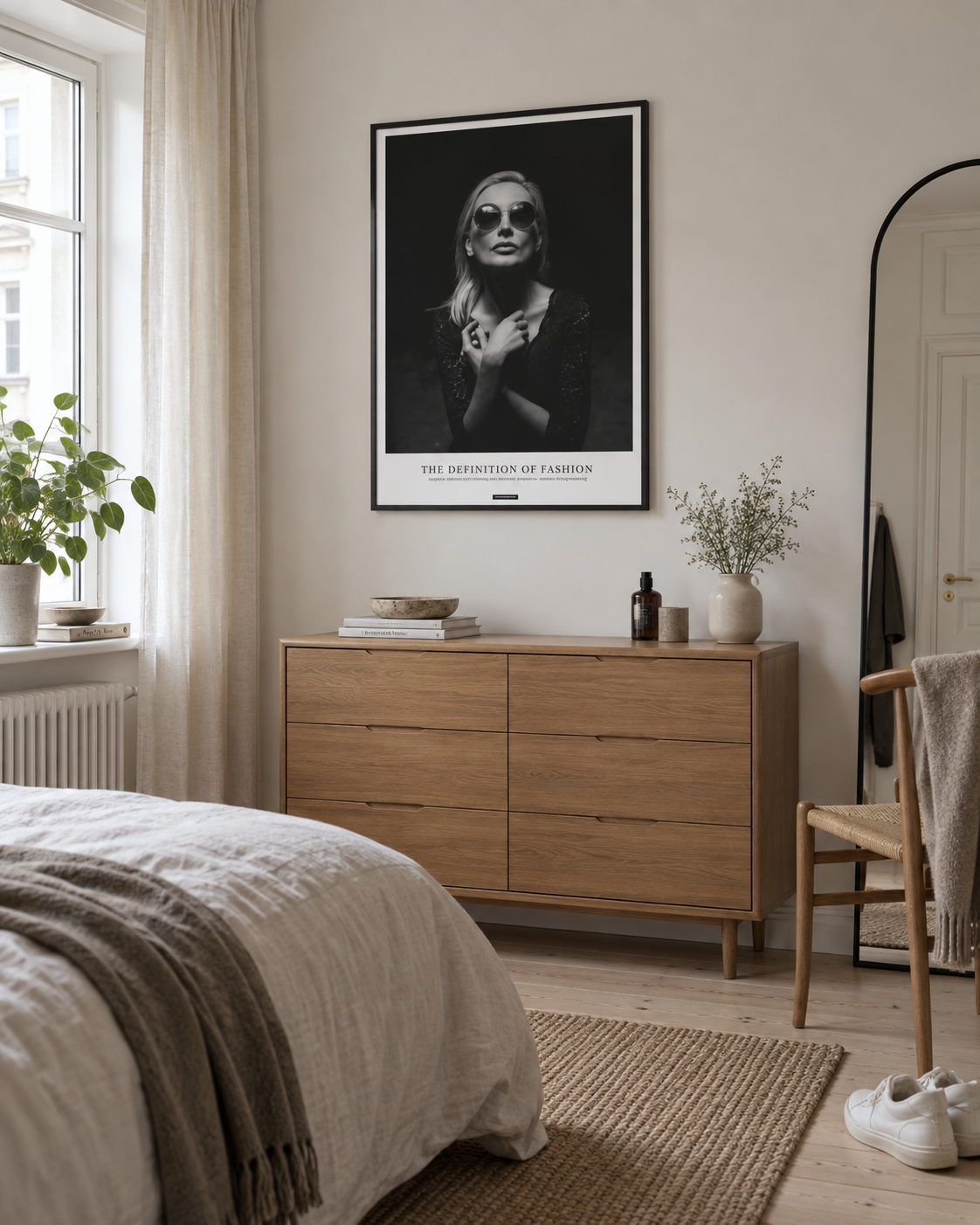 Fashion plakat i sort aluminiumsramme i et lyst dansk soveværelse