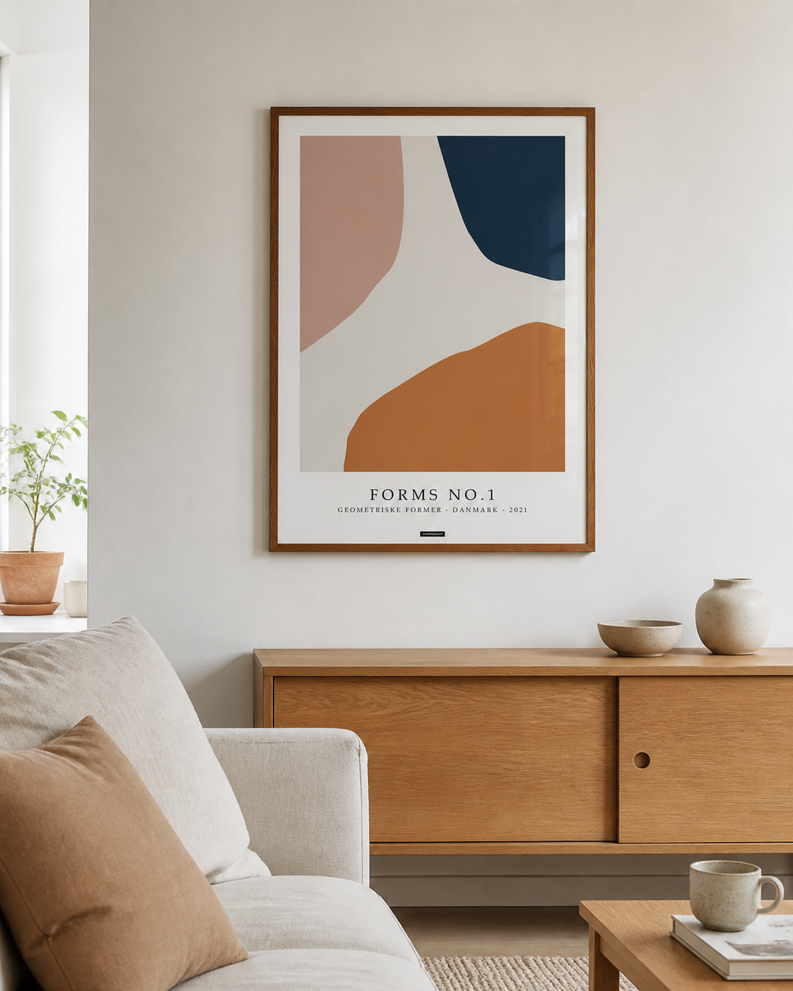 Forms No.1 plakat i egetraesramme hænger over et egetraesskab i en lys dansk stue med naturligt dagslys.