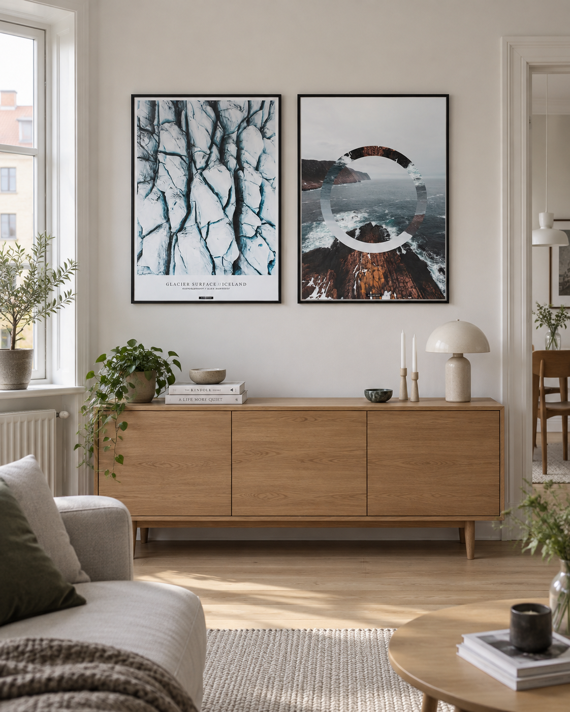 Glacier Surface og The Sea II plakater i sorte rammer i en lys dansk stue