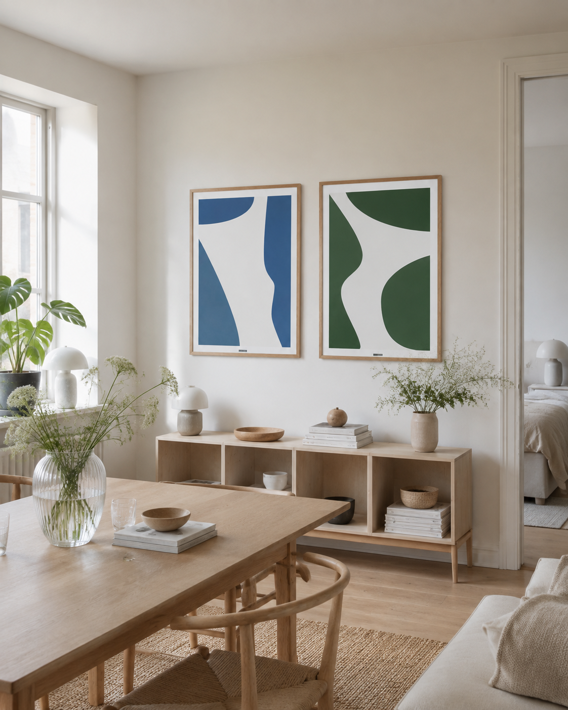 GREEN SHAPES NO.1 og BLUE SHAPES NO.1 plakater side om side i en lys nordisk spisestue.