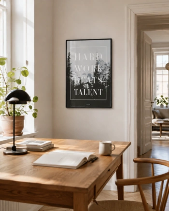 HARD WORK plakat i et lyst nordisk hjem med naturligt dagslys og god rumdybde.