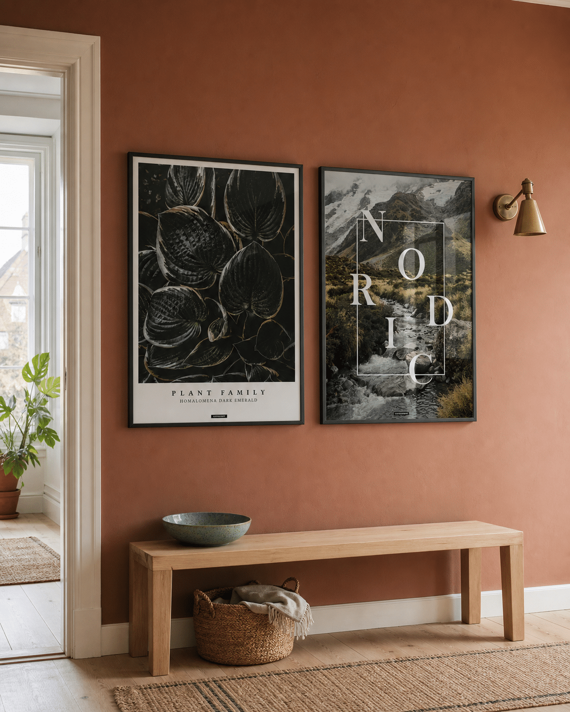 HOMALOMENA og NORDIC plakater i sorte rammer i en lys dansk entré med terracotta væg, egetræsbænk og dagslys