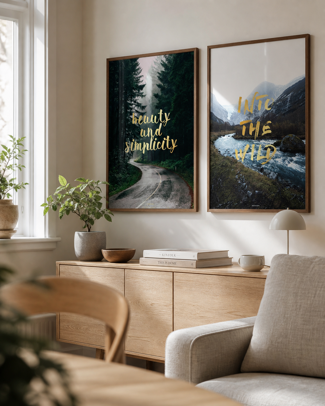 INTO THE WILD og SIMPLICITY plakater i en lys dansk bolig