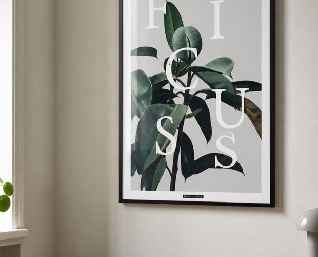 Botanisk plakat og grøn plante i et lyst hjemmekontor