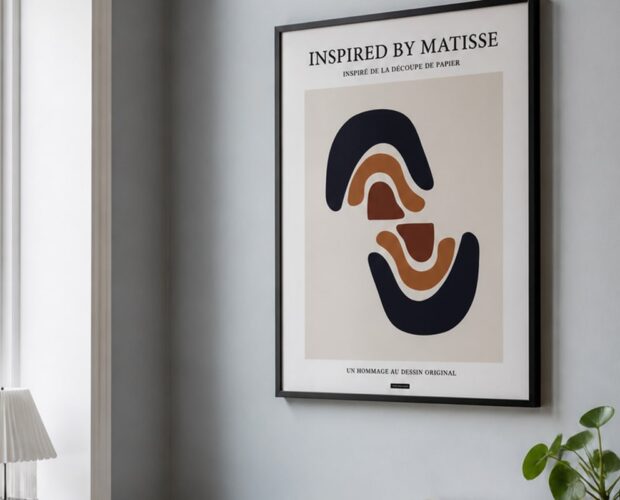 Farverig plakat ved lyse træmøbler og en lænestol