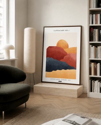 LANDSCAPE NO.1 plakat i valnødderamme i et lyst dansk bibliotek med travertinpodie, mørkegrøn lænestol, papirlampe og naturligt dagslys