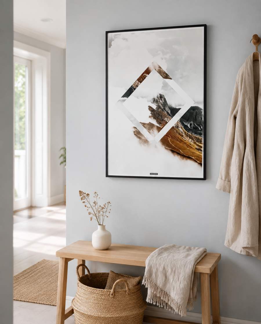 LEVITATE plakat i sort ramme i en lys nordisk entré med egetræsbænk, kurv og dagslys.