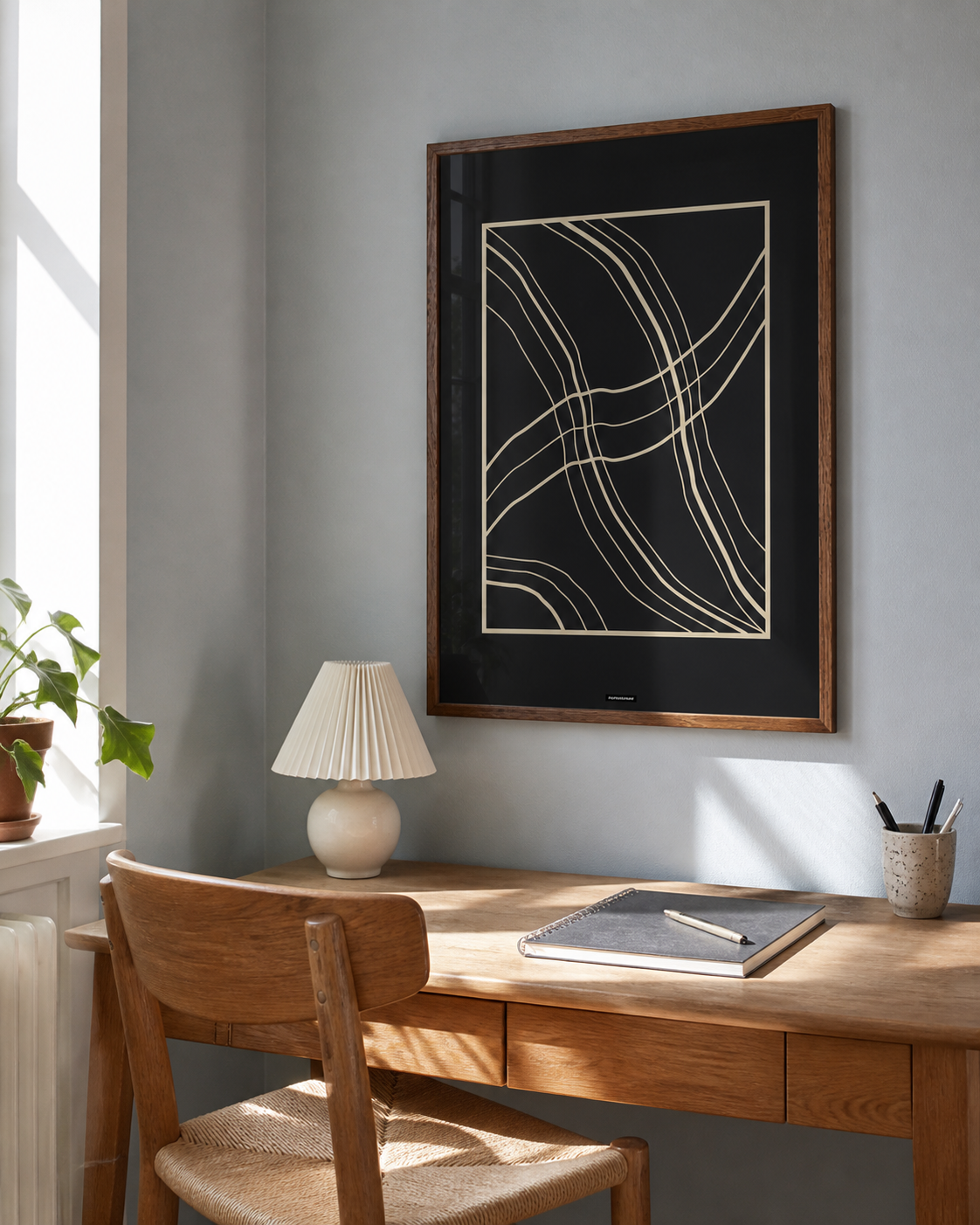 Lines No.3 plakat i egetraesramme hænger over et egetraesbord i et lyst dansk hjemmekontor med naturligt dagslys.