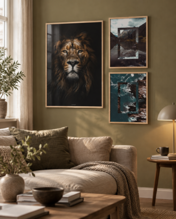 Løve billedvæg med en stor løveplakat og to mindre naturplakater i egetræsrammer over en sofa i en dansk stue.