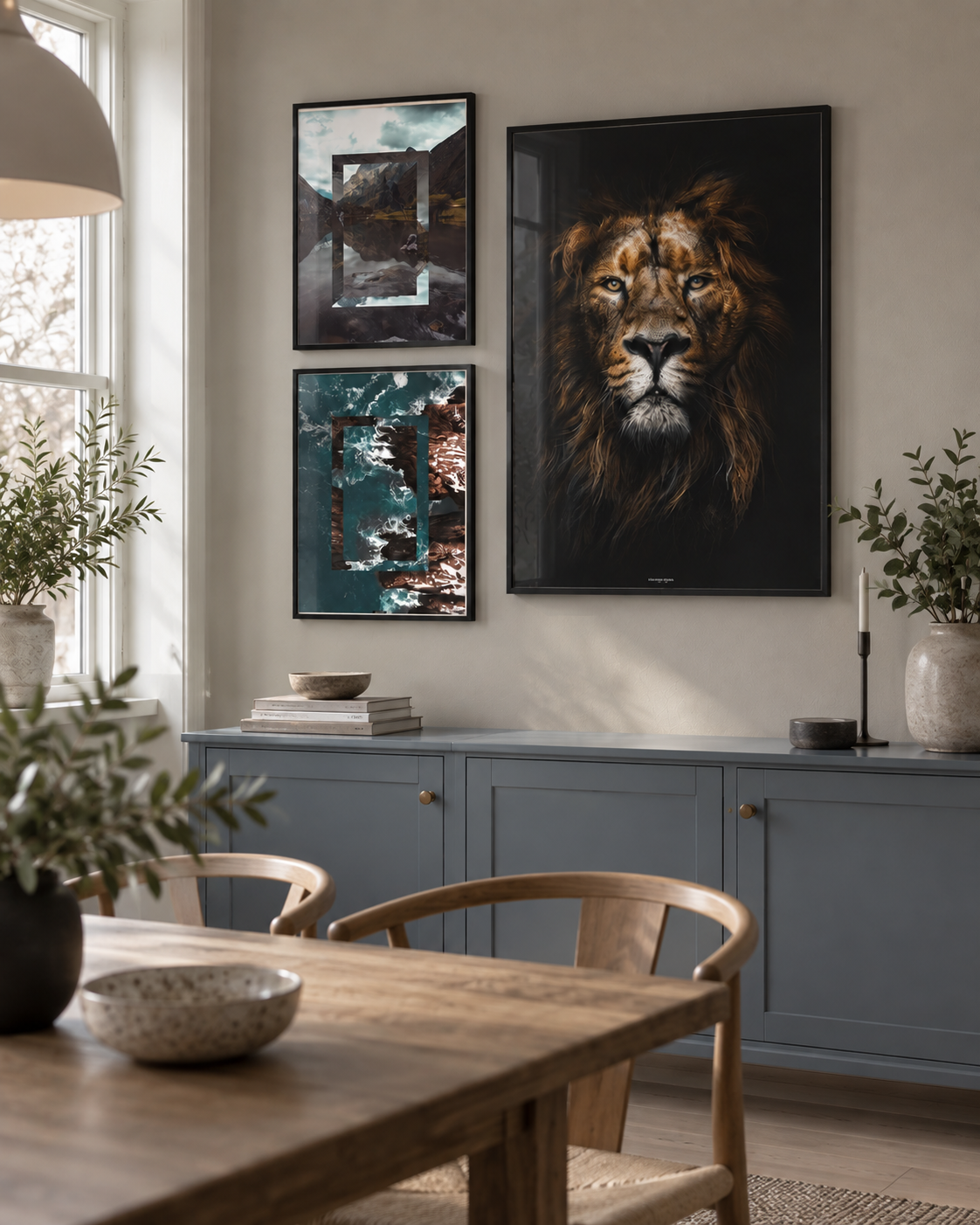 Løve billedvæg med en stor løveplakat til højre og to mindre naturplakater til venstre i sorte aluminiumsrammer i en dansk spisestue.