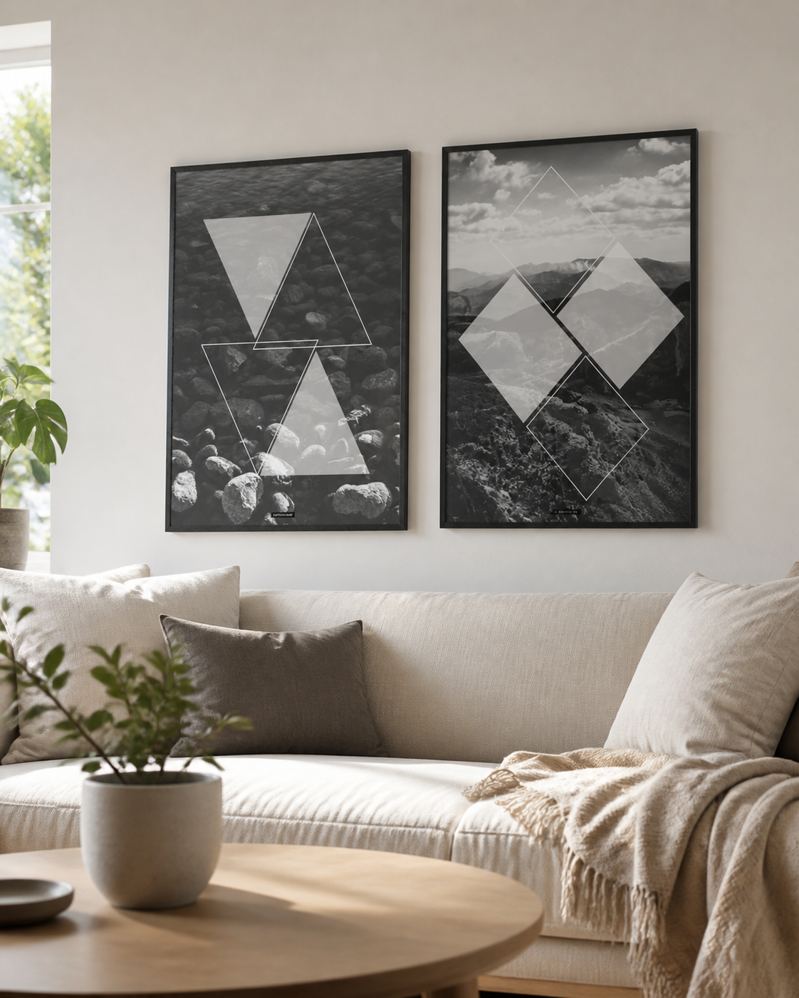 MOUNTAIN SQUARE og Water Triangle plakater over en lys sofa i naturligt dagslys