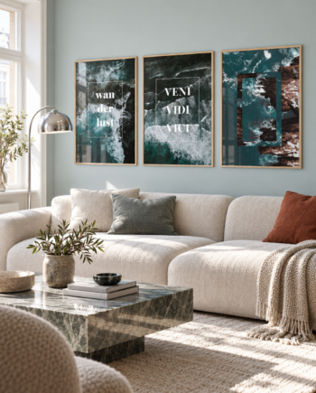 Ocean Wave plakatsæt med tre mørke havplakater i egetræsrammer over en lys sofa i en dansk stue.