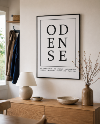 Odense plakat i sort ramme i en lys dansk entré med naturligt dagslys