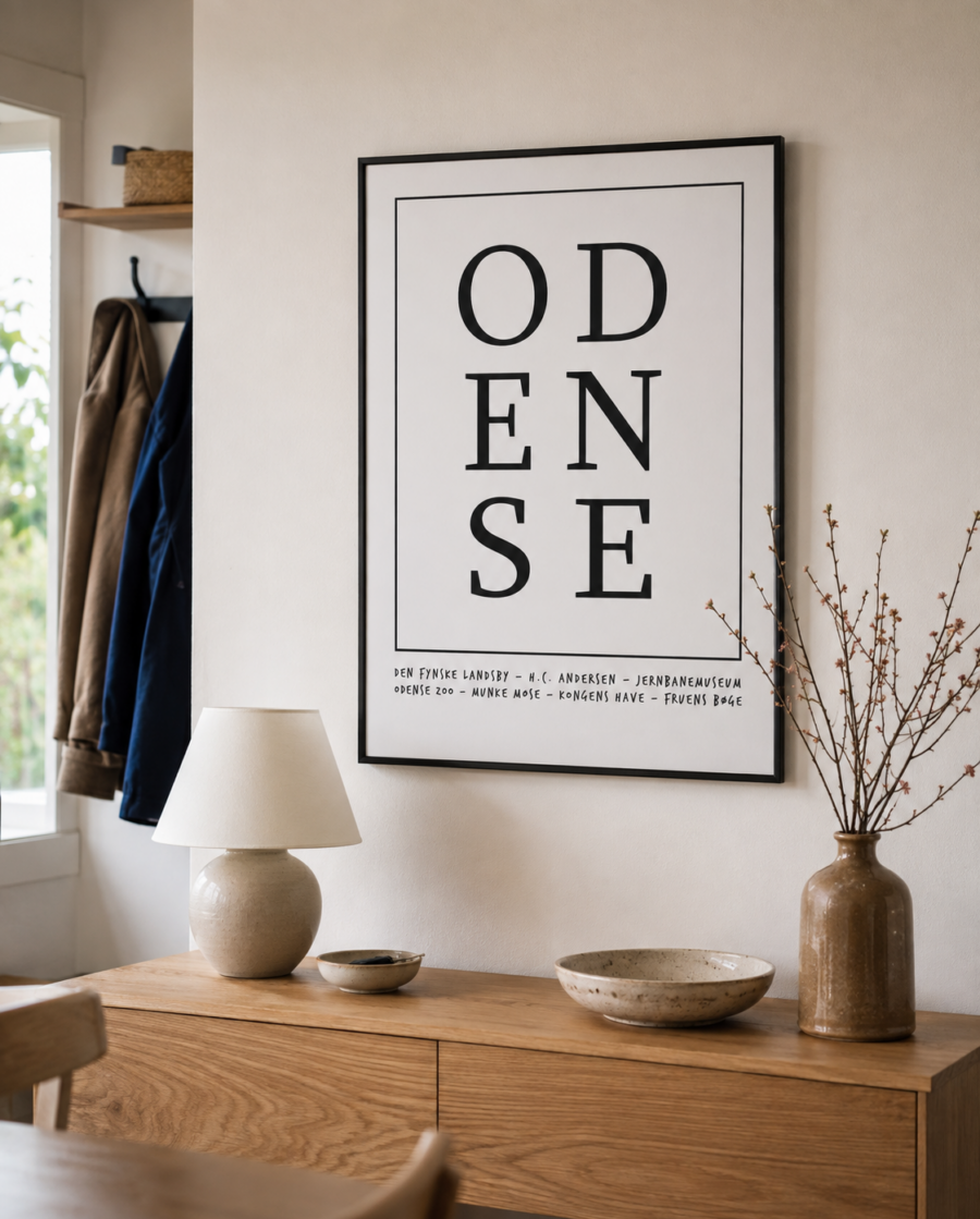 Odense plakat i sort ramme i en lys dansk entré med naturligt dagslys