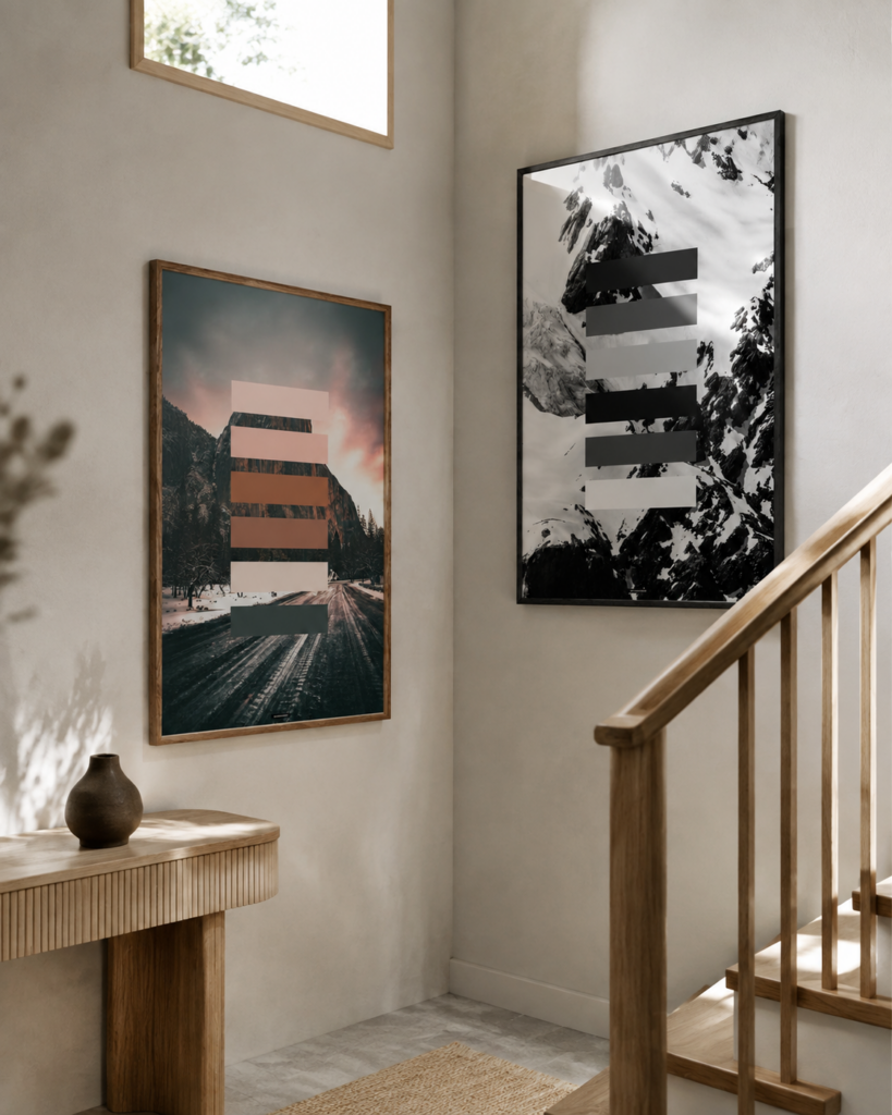 ORANGE SHADES med GREY SHADES - matchende miljøbillede | KASPERBENJAMIN ORANGE SHADES og GREY SHADES plakater forskudt rundt om et hjørne i en lys nordisk entre med egetrae og dagslys.
