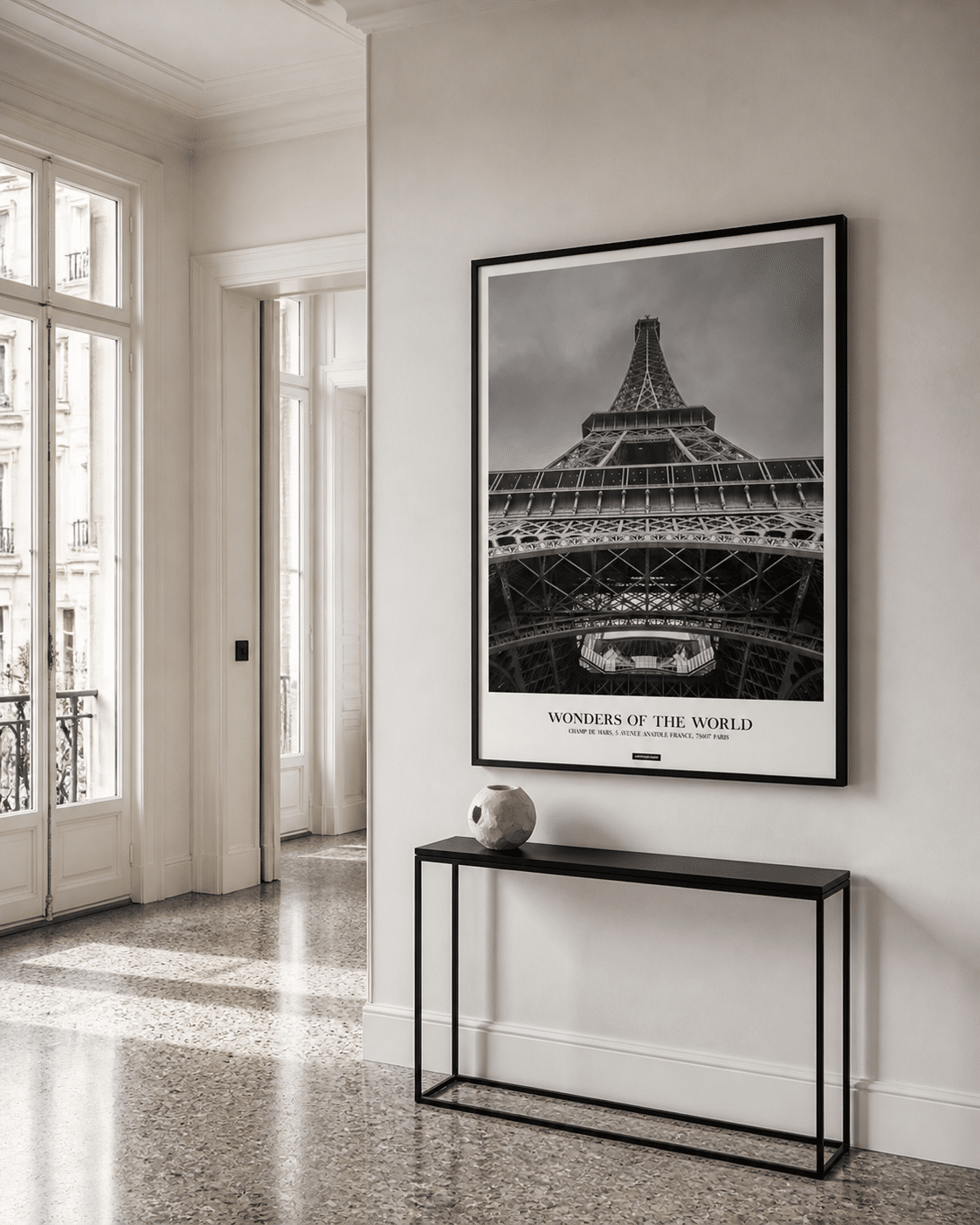Paris plakat med Eiffeltårnet i sort ramme i en lys entré med konsolbord
