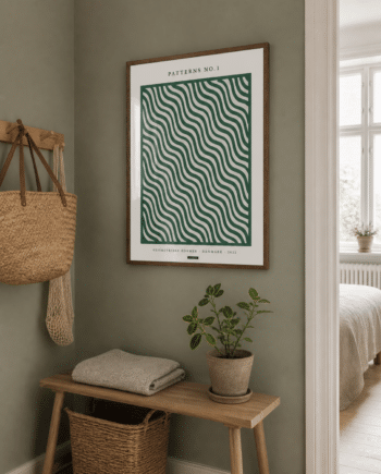 Patterns No.1-plakaten med grønne bølger i en varm træramme hænger på en grøn væg i en naturlig dansk entré med bænk, kurv og dagslys.
