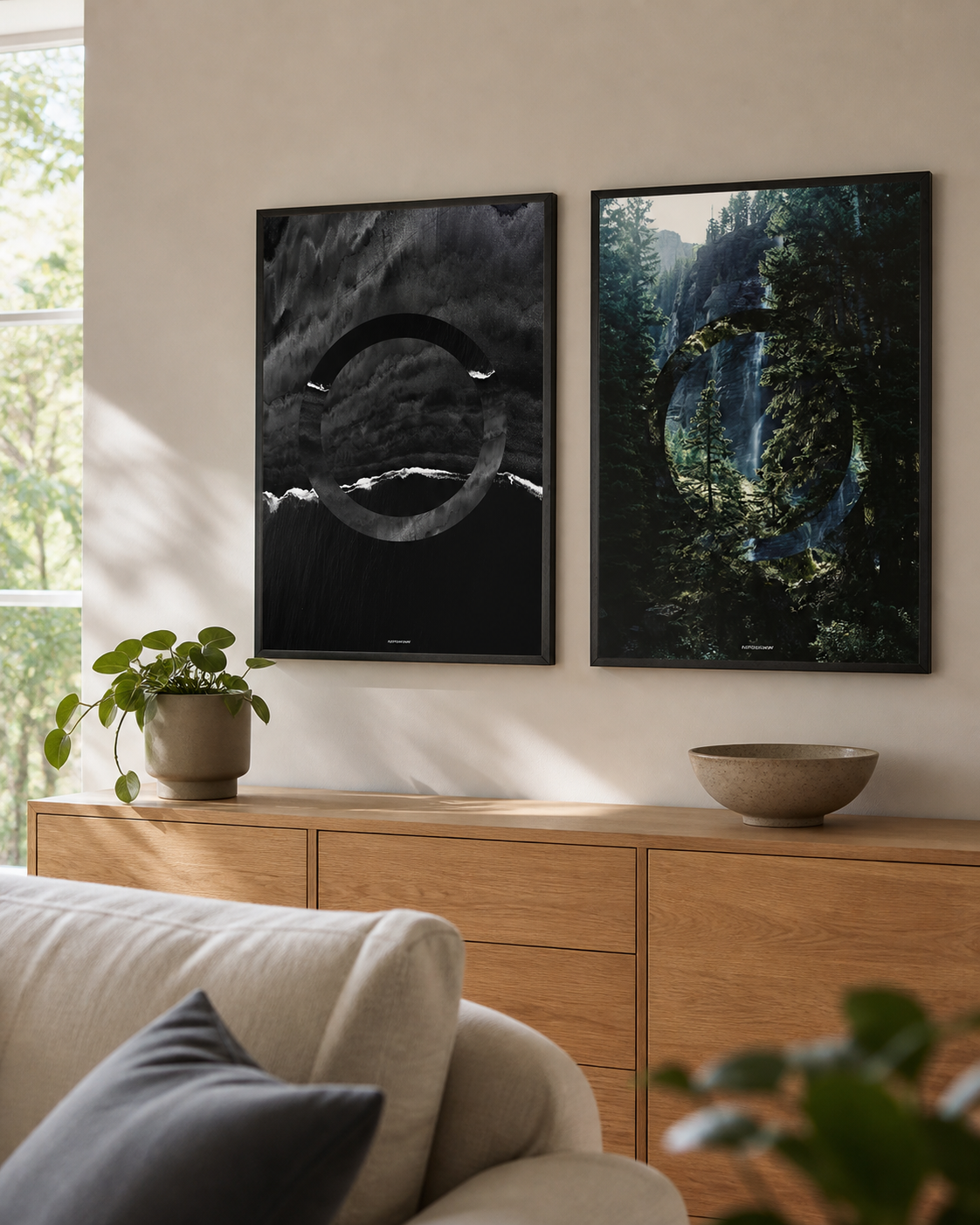 SERENITY og THE BEACH plakater i en lys dansk bolig med naturligt dagslys