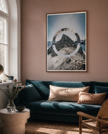 Sky High plakat i egetræsramme på en varm rosa væg over en mørk blå sofa i en lys stue