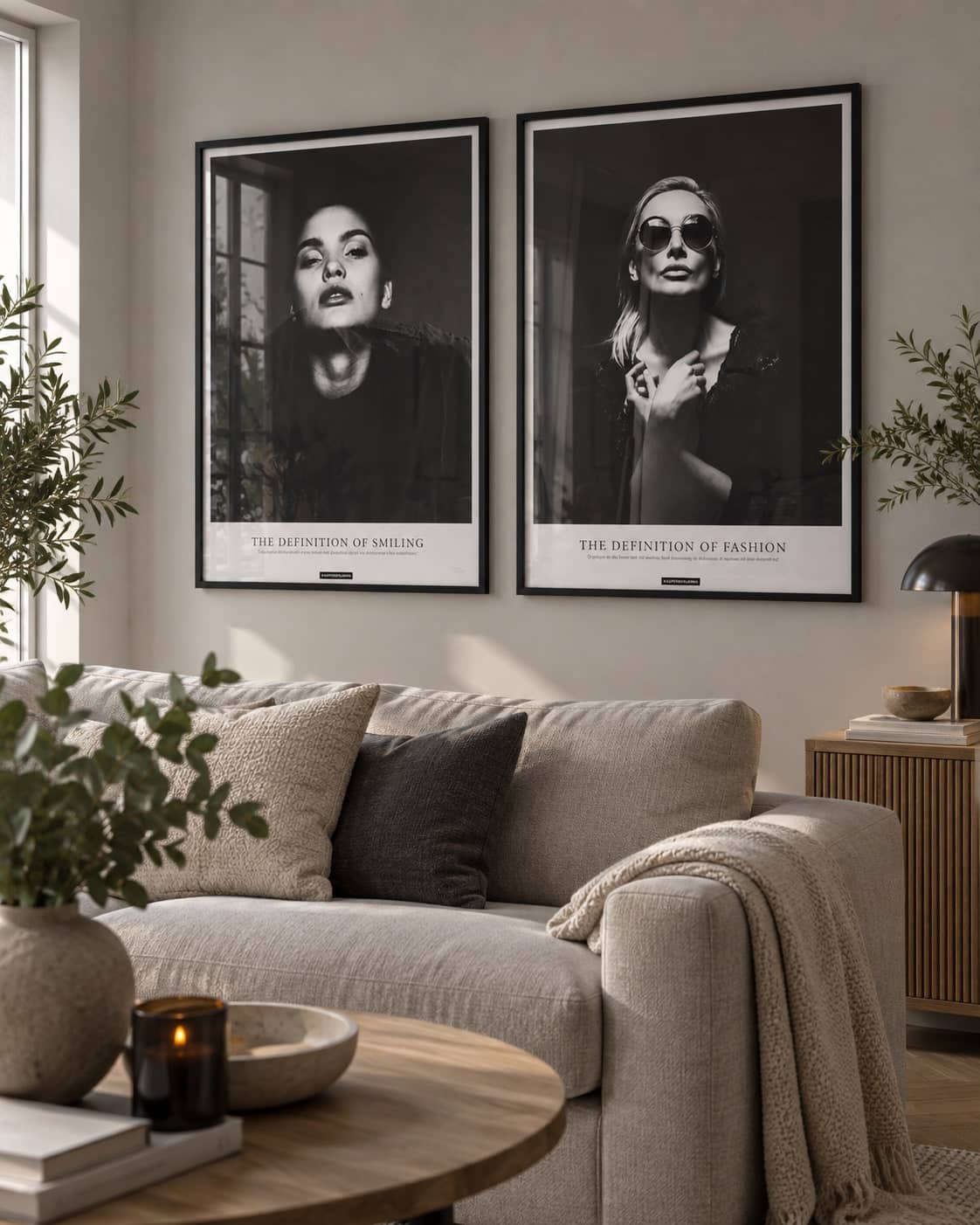 SMILE og FASHION plakater i sort ramme over en sofa i en nordisk stue hos KASPERBENJAMIN