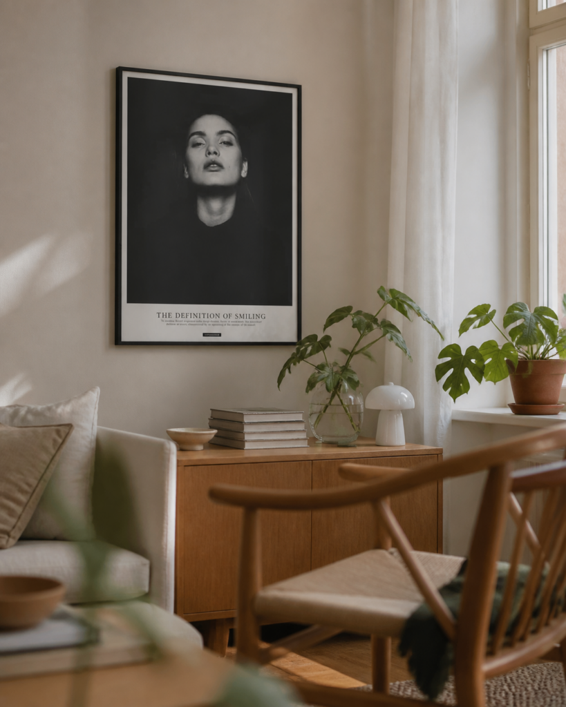 SMILE hero miljøbillede KASPERBENJAMIN SMILE plakat i en lys dansk stue med naturligt dagslys