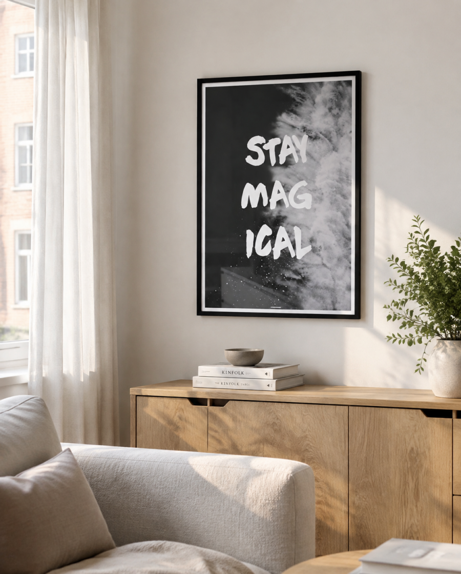 Stay Magical plakat i sort ramme i en lys dansk stue med naturligt dagslys