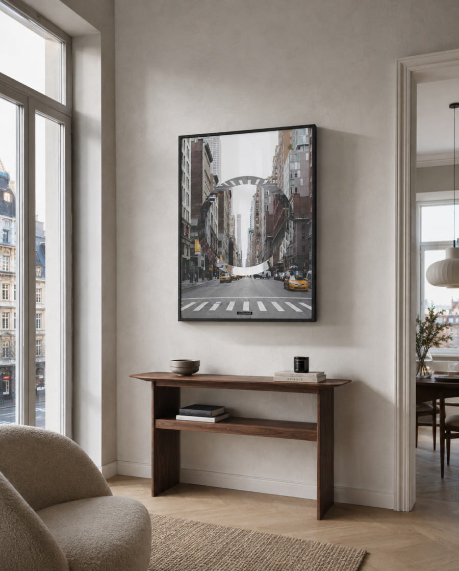 THE CITY plakat i et lyst urbant dansk lejlighedsmiljø med naturligt dagslys