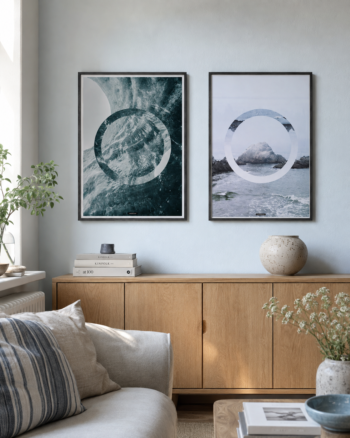 THE OCEAN og THE SEA plakater i et lyst nordisk hjem med blågrå væg og naturligt dagslys