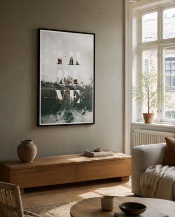 THRIVE plakat i en rolig dansk stue med naturligt vindueslys, egetræ og varme neutrale farver.