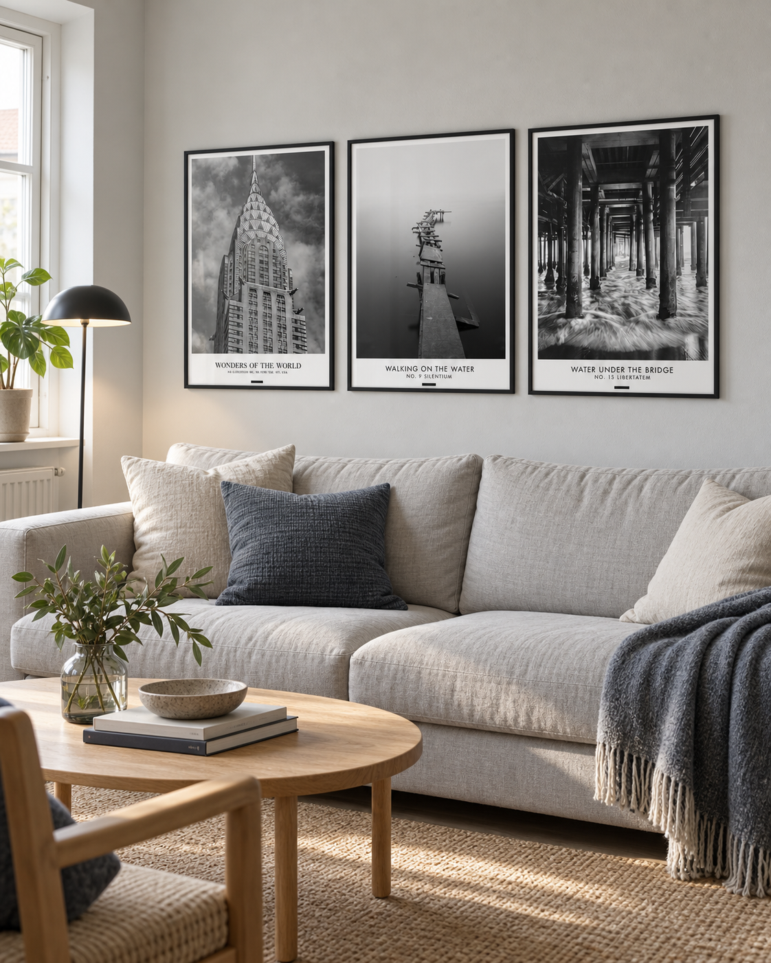 TRAVEL plakatsæt med tre sort-hvide rejseplakater i ens sorte rammer over en lys sofa i en dansk stue