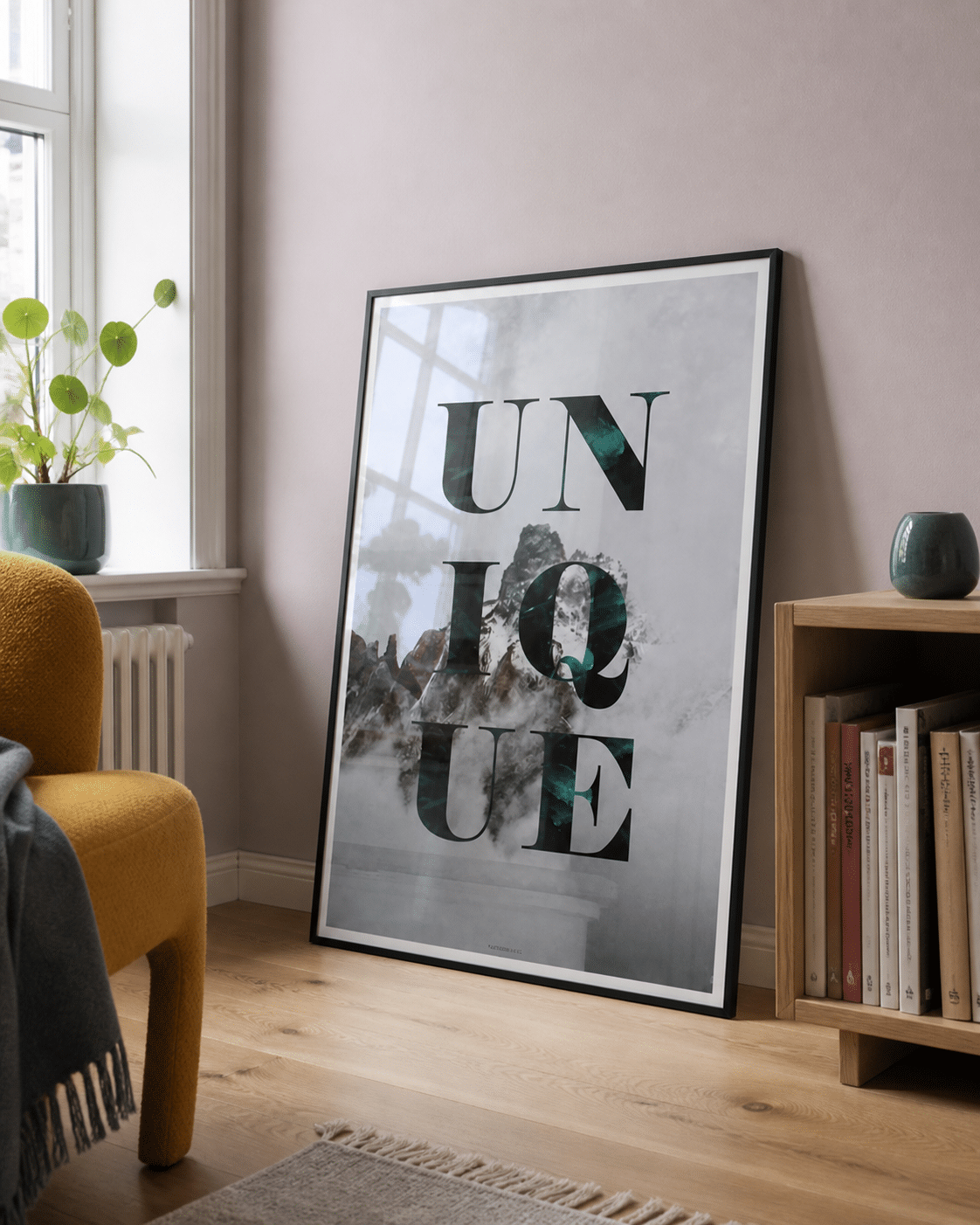 UNIQUE plakat i ramme i et lyst nordisk læsehjørne med lavendelvæg, sennepsgul stol og naturligt dagslys