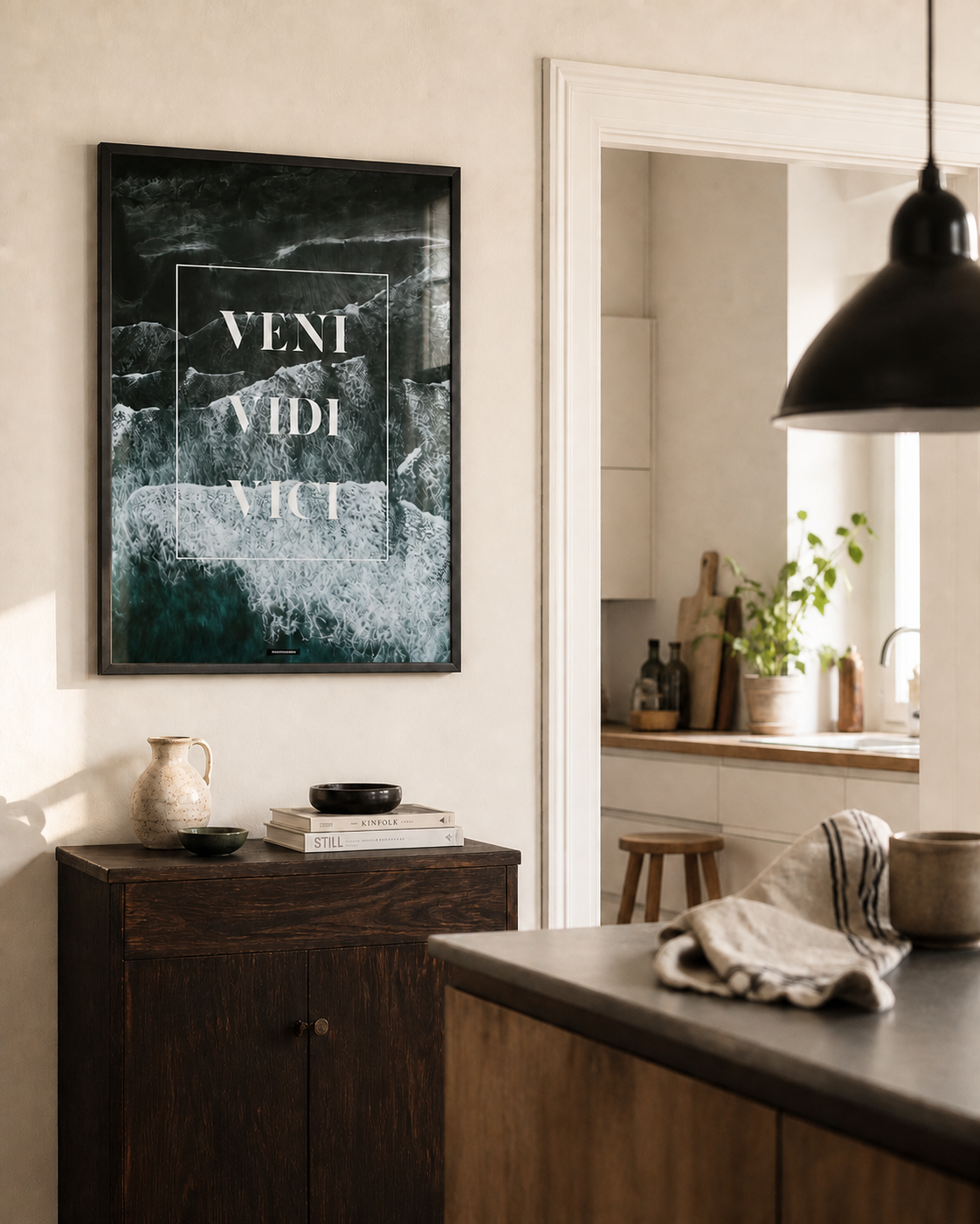 VENI VIDI VICI plakat i et lyst dansk køkken med naturligt dagslys