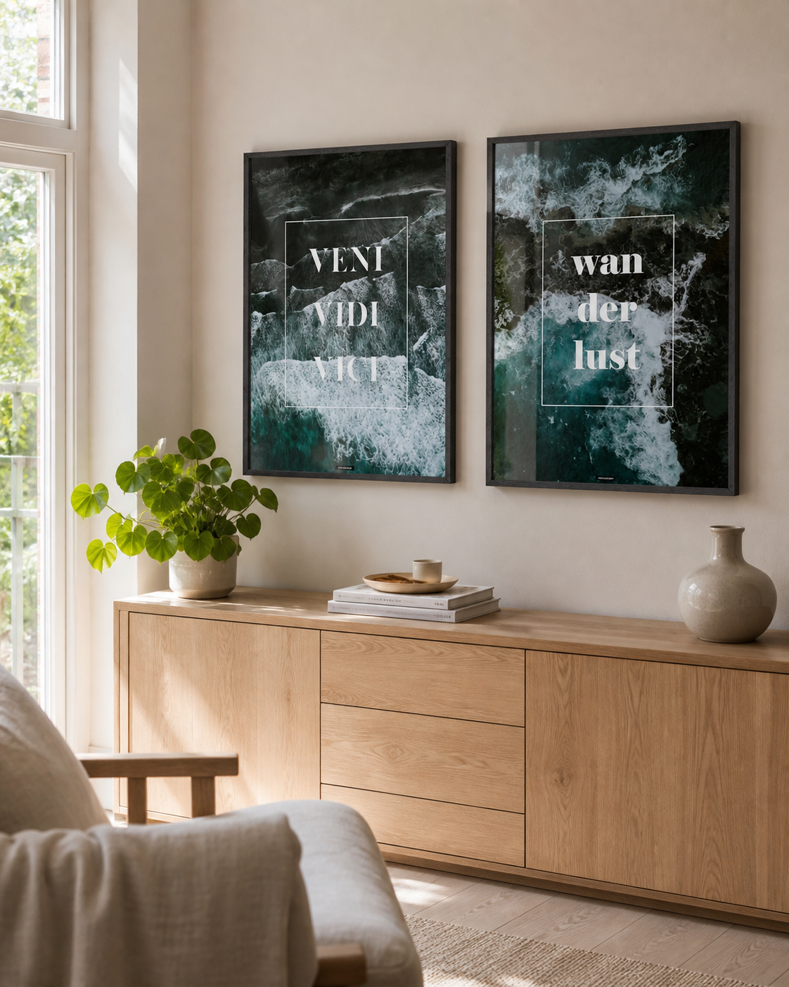 VENI VIDI VICI og Wanderlust plakater i et lyst dansk hjem med naturligt dagslys